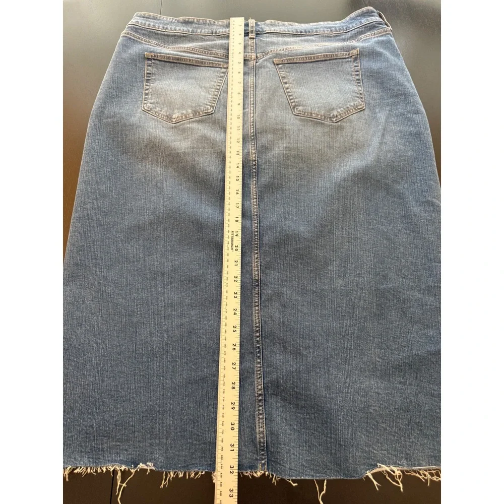 Torrid Feel the Fit Faded Denim Skirt Womens 18 Frayed Hem Front Slit‎ Stretch